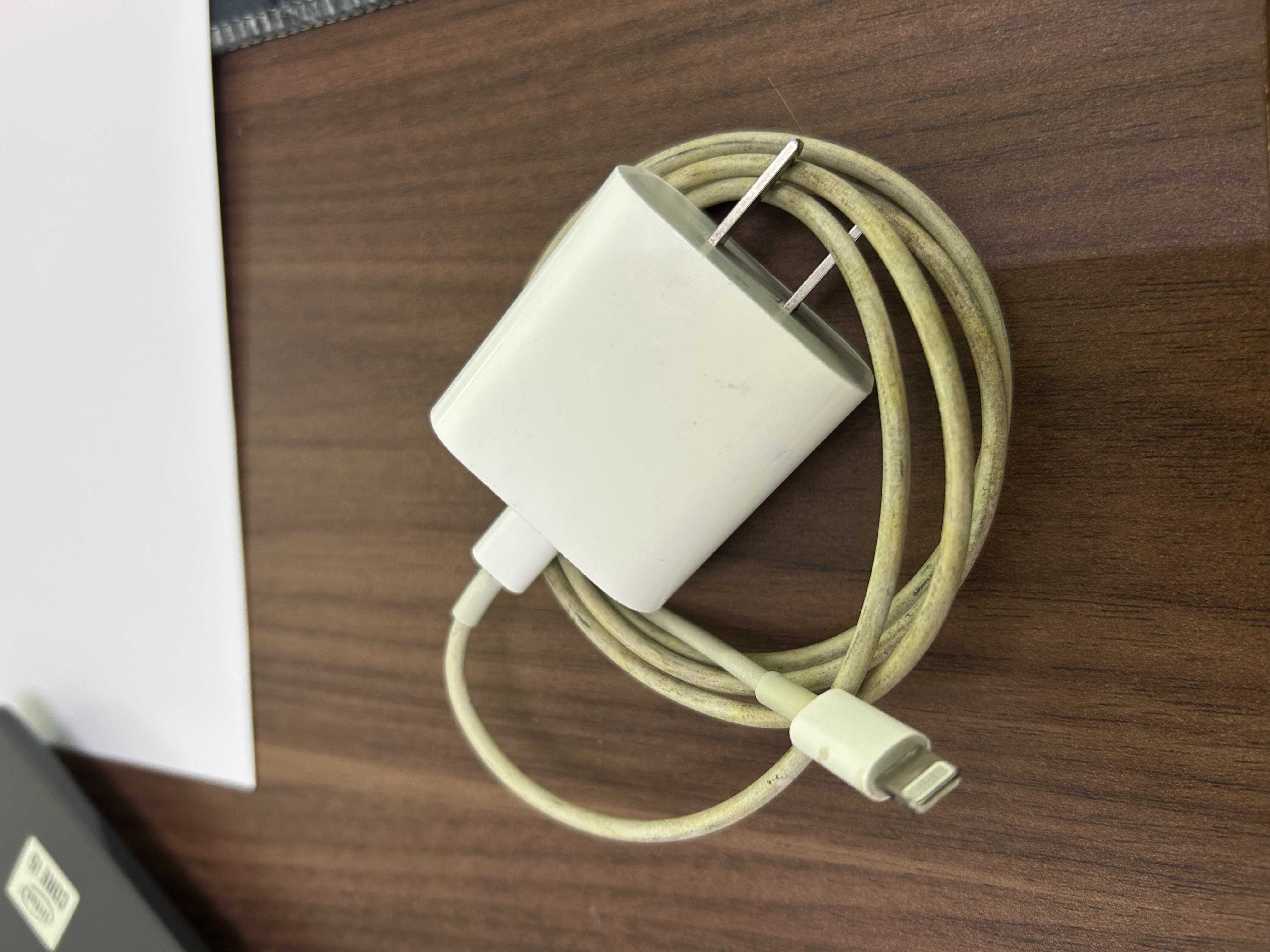 สายชาร์จ (Charging cable) 