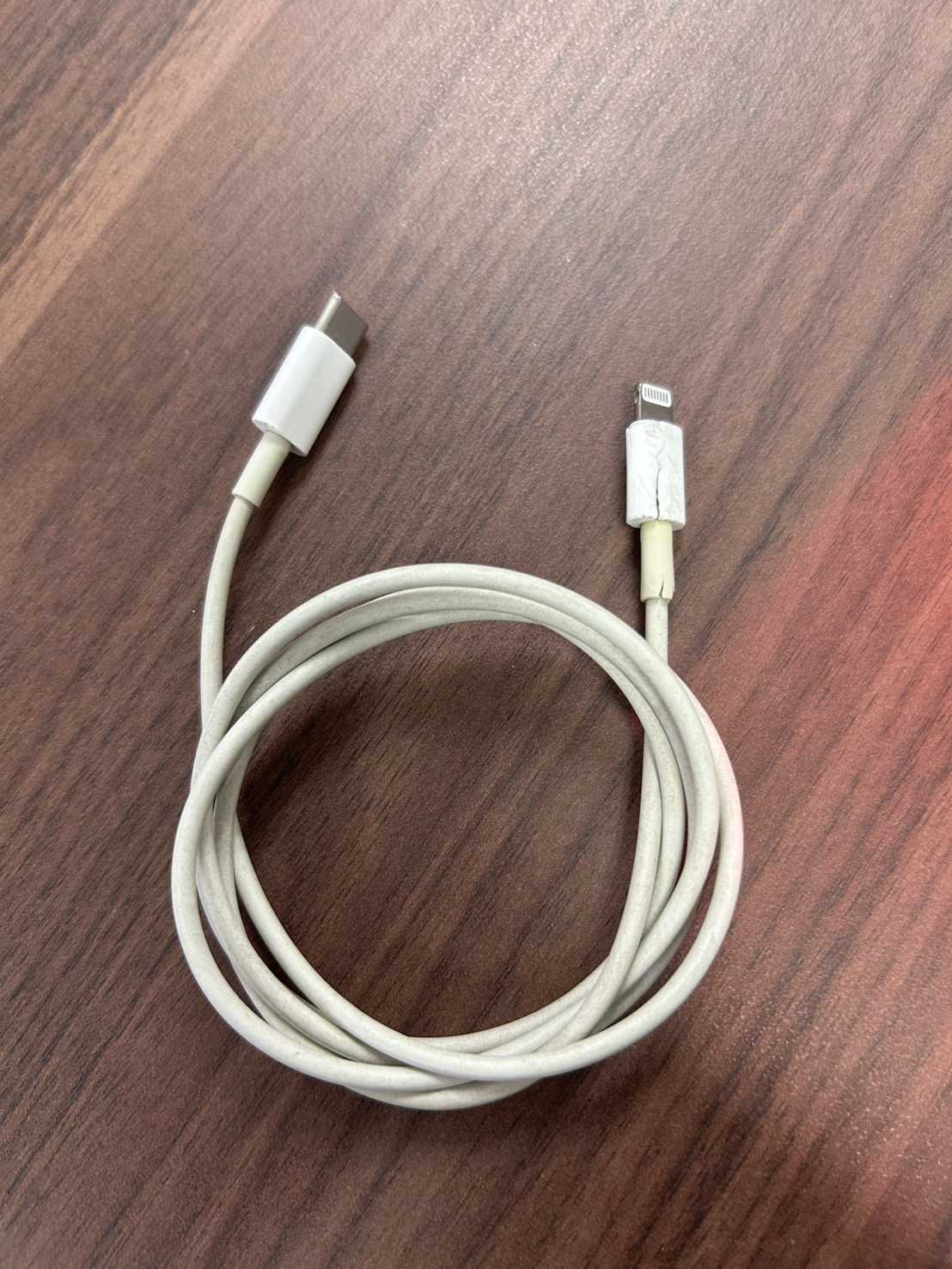 สายชาร์จ (Charging cable) 