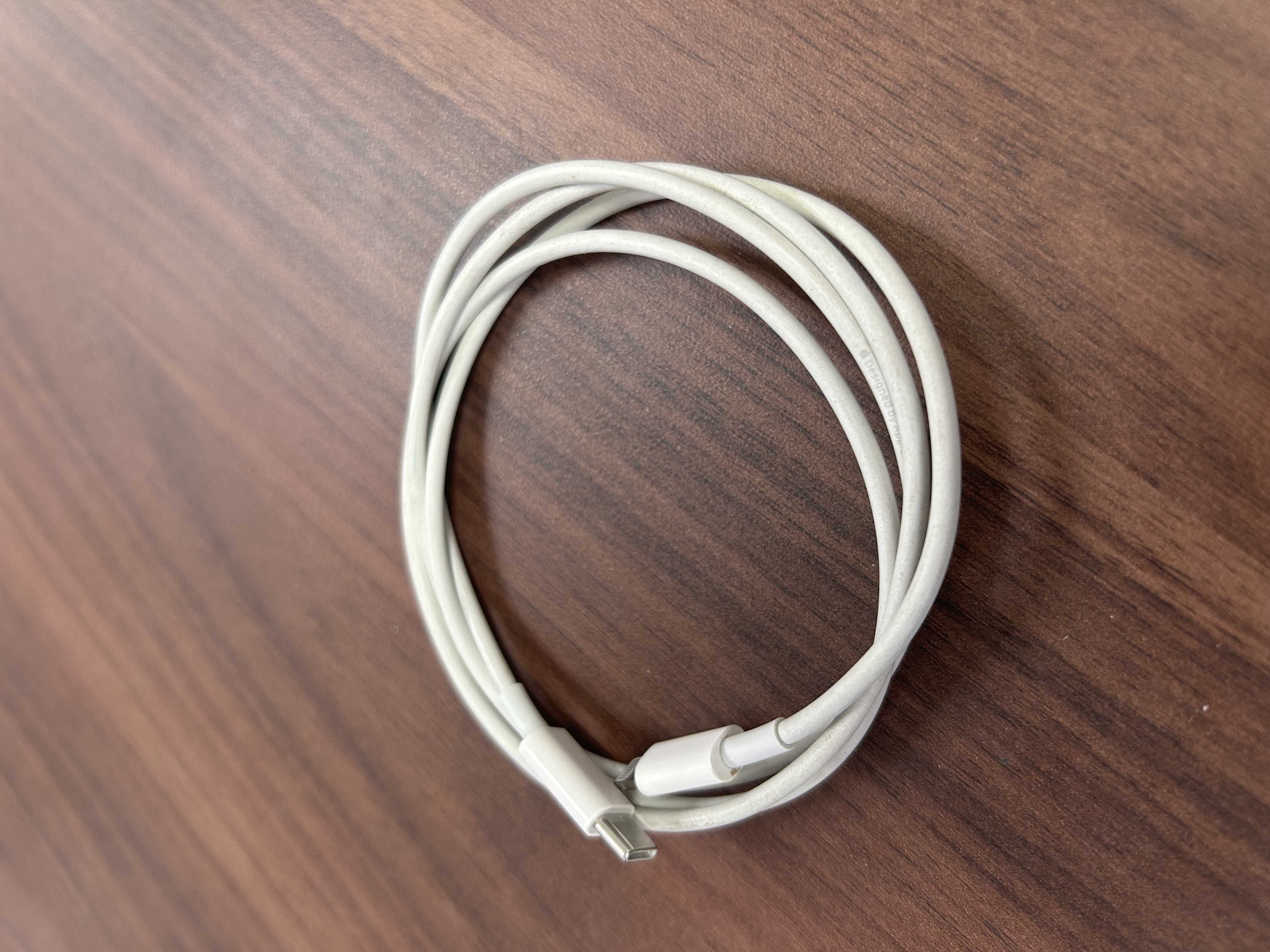 สายชาร์จ (Charging cable) 