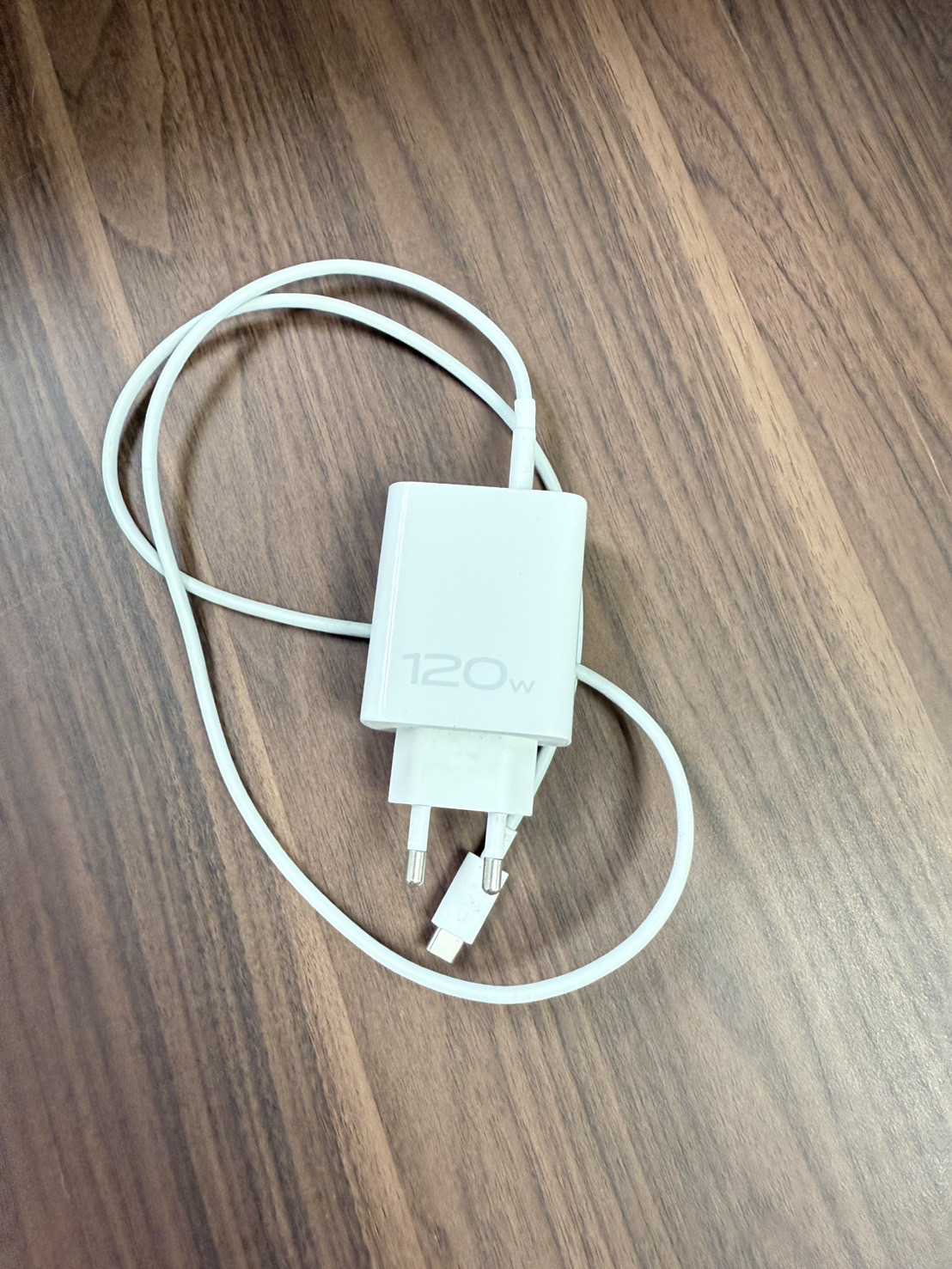 สายชาร์จ (Charging cable) 