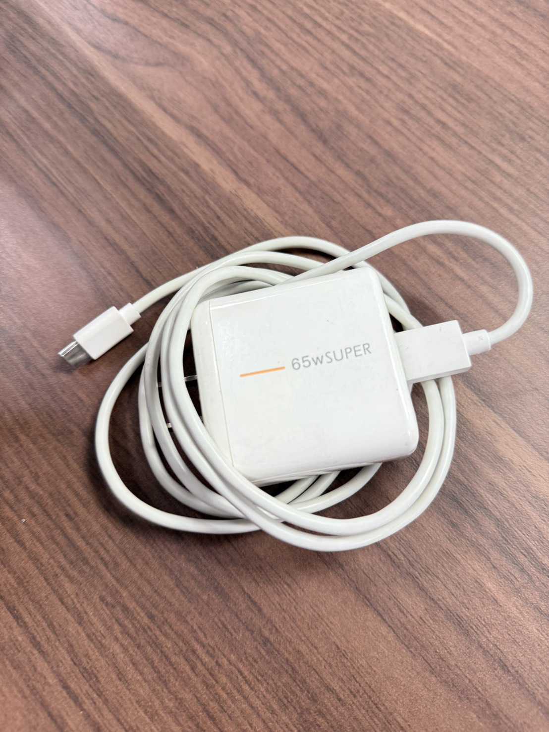 สายชาร์จ (Charging cable) 