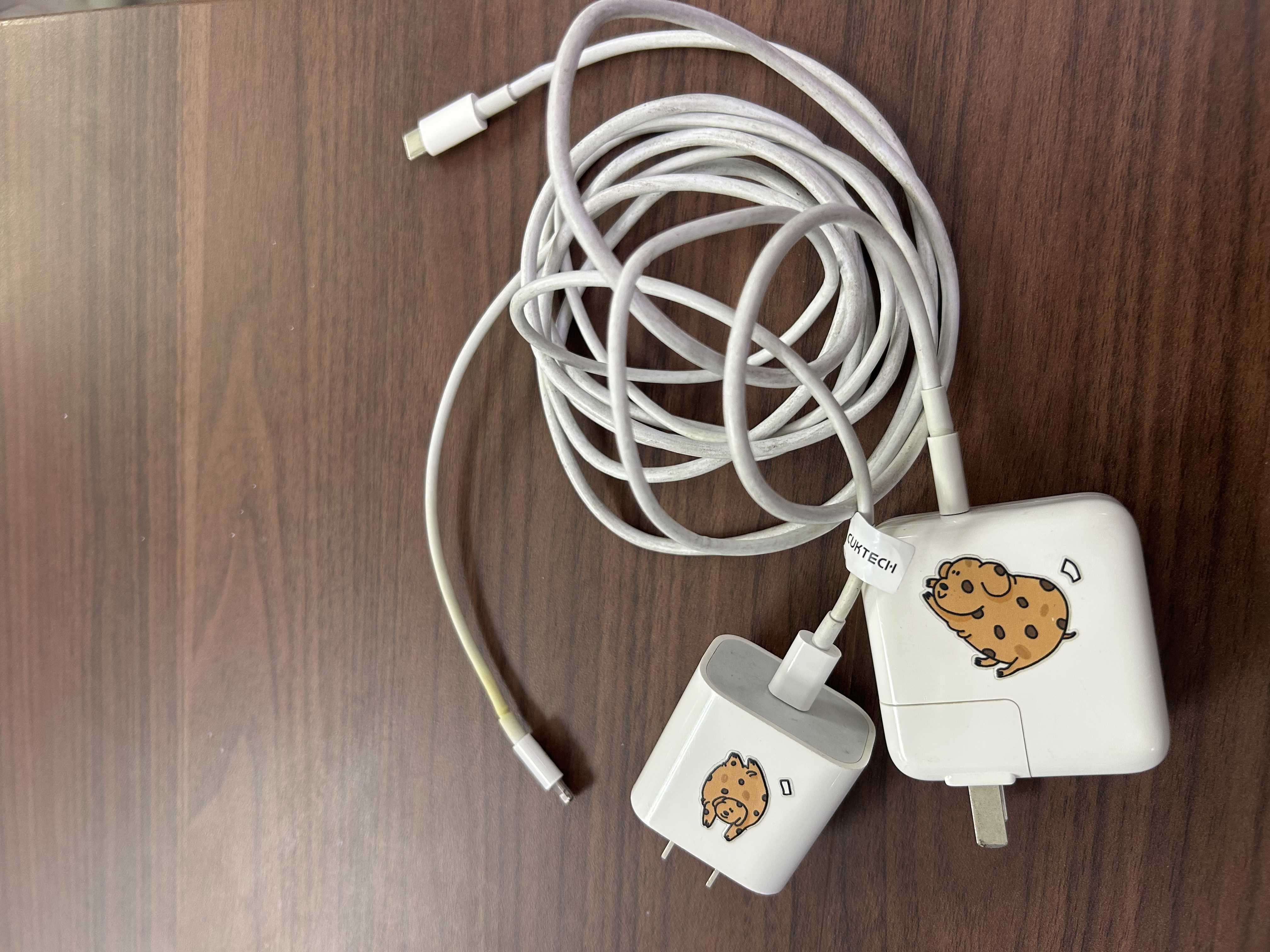 สายชาร์จ (Charging cable) 