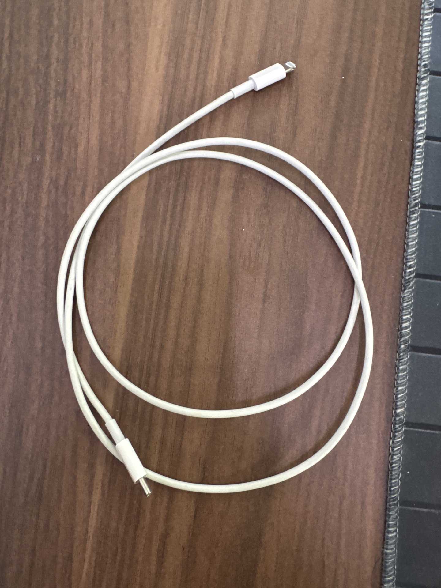 สายชาร์จ (Charging cable) 