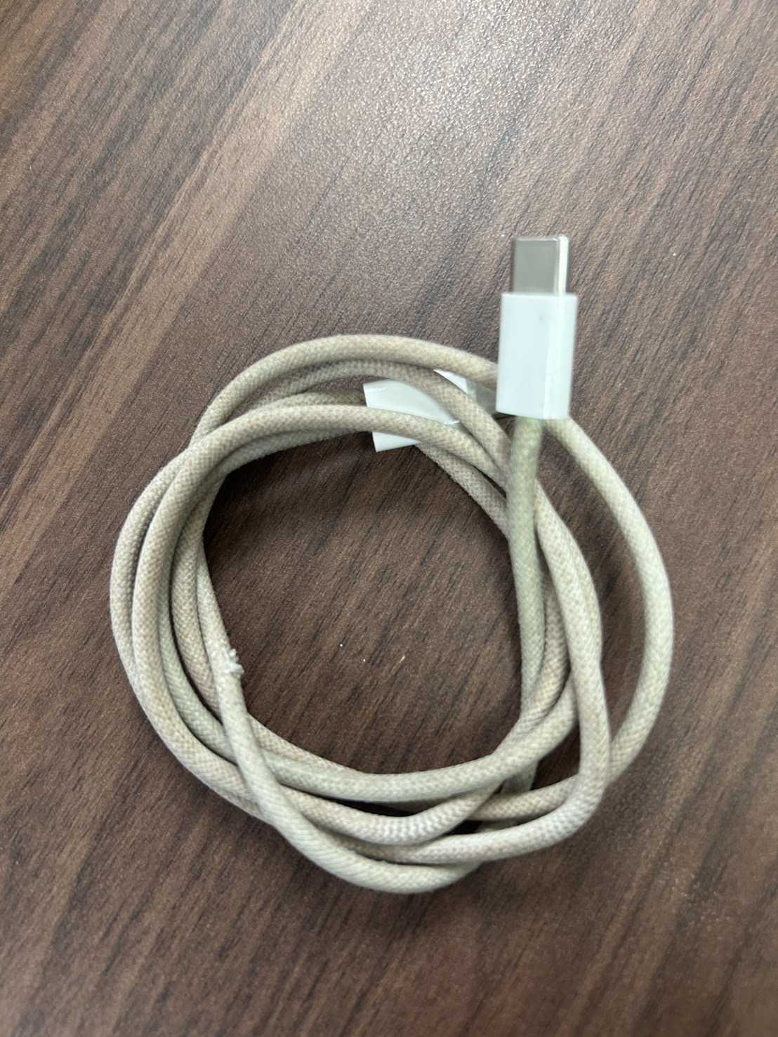 สายชาร์จ (Charging cable) 