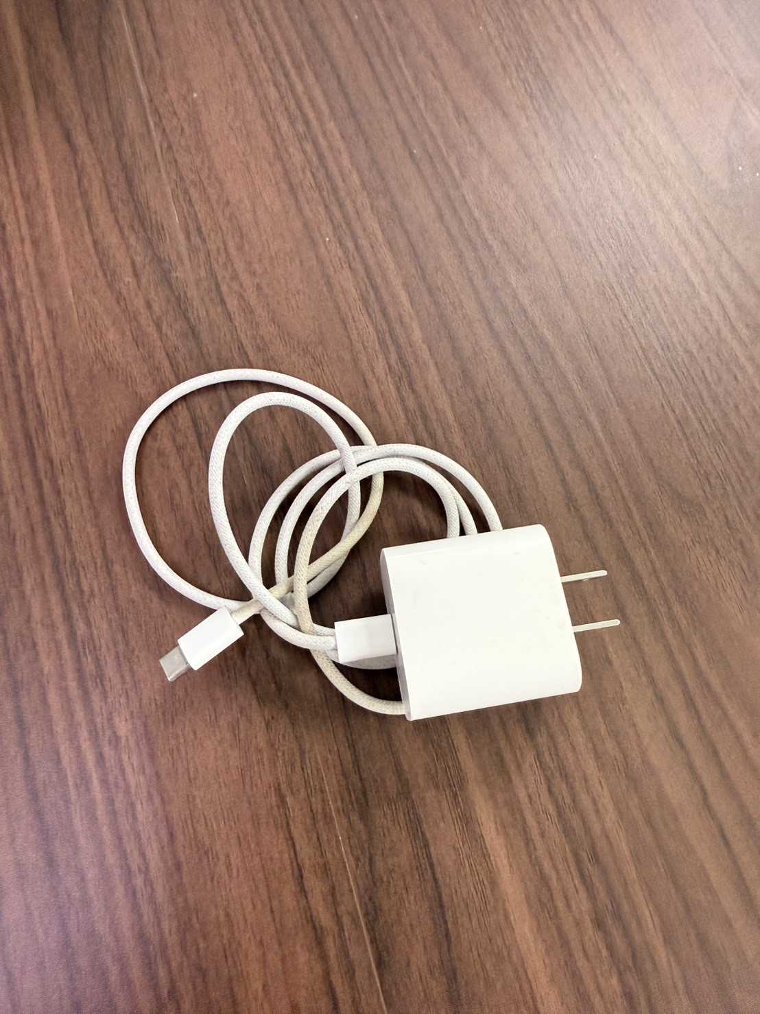 สายชาร์จ (Charging cable) 