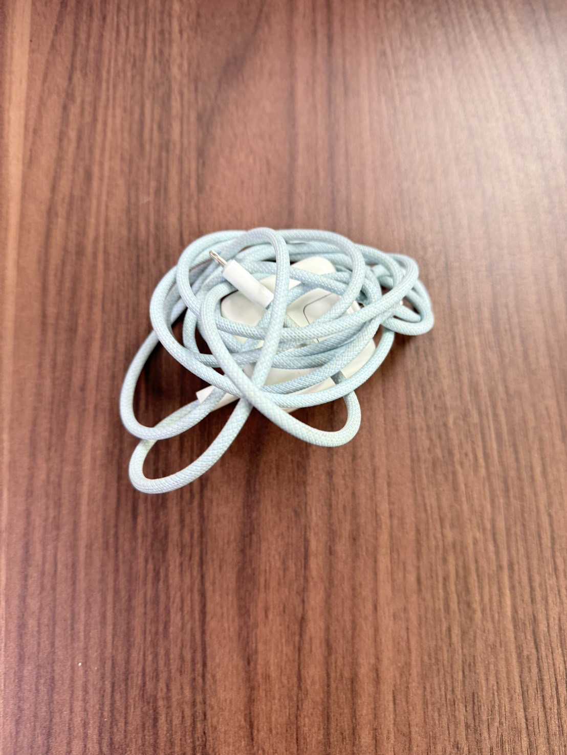 สายชาร์จ (Charging cable) 