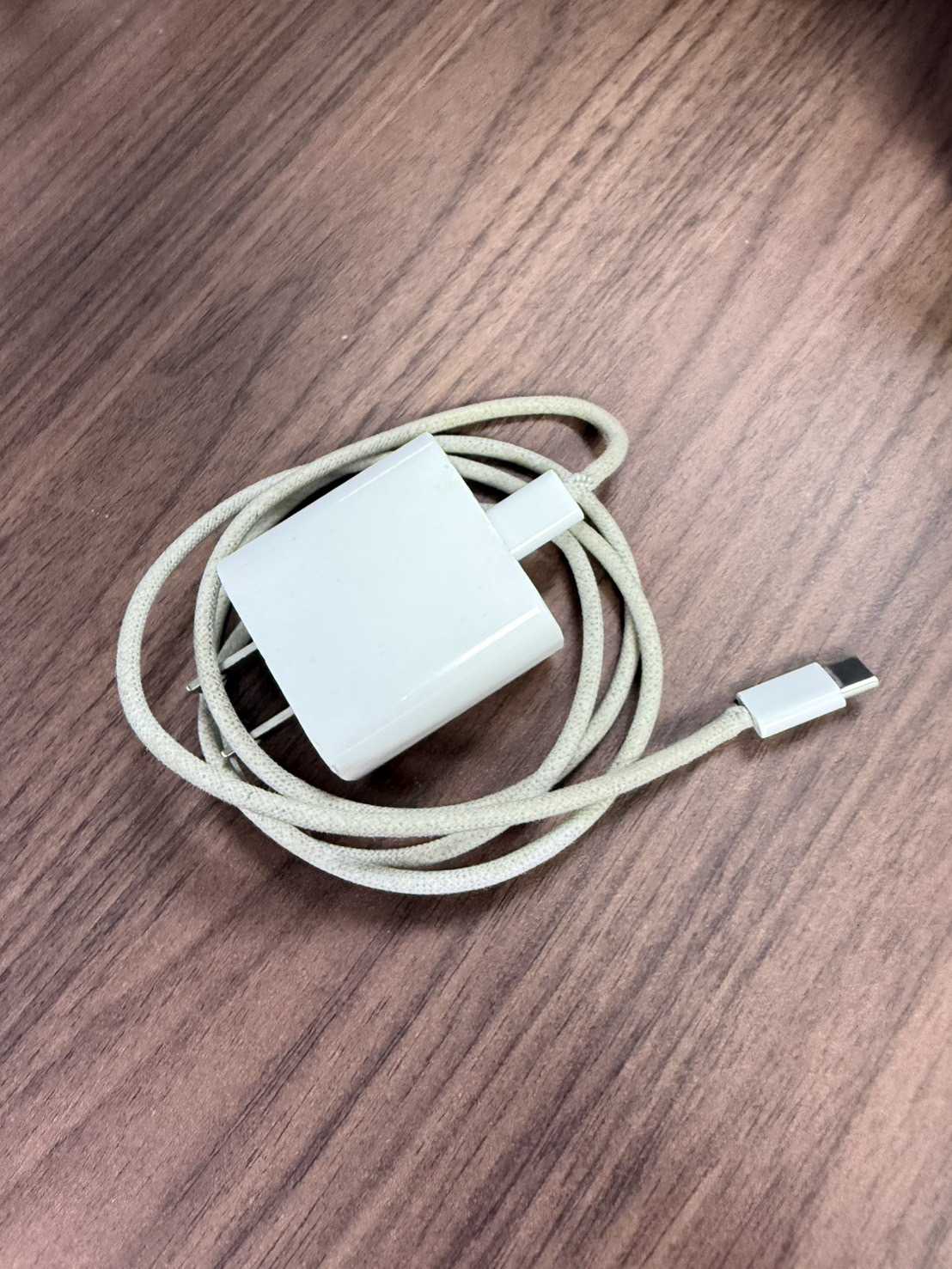 สายชาร์จ (Charging cable) 